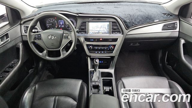 Hyundai Sonata — interior