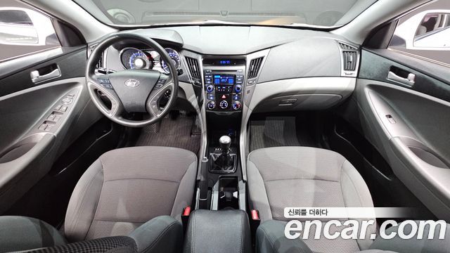 Hyundai Sonata — interior