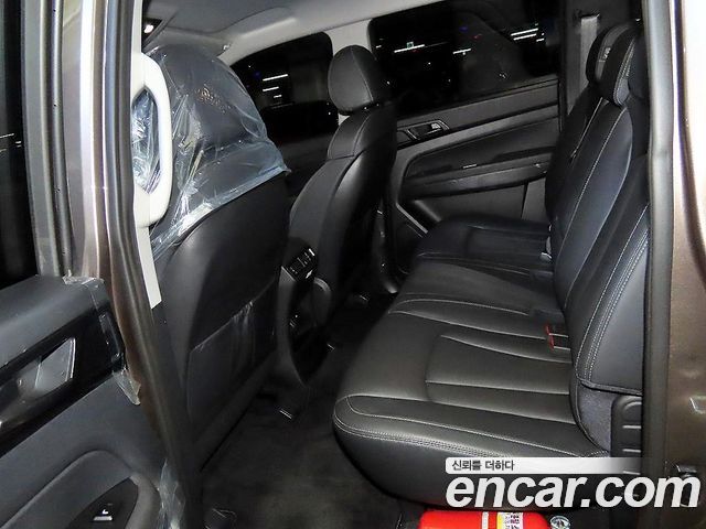 KG Mobility Musso — interior