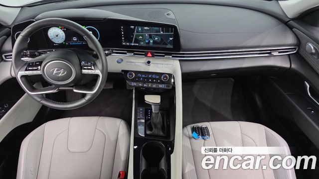 Hyundai Avante — interior