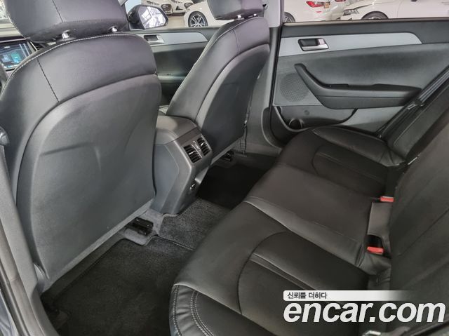 Hyundai Sonata — interior