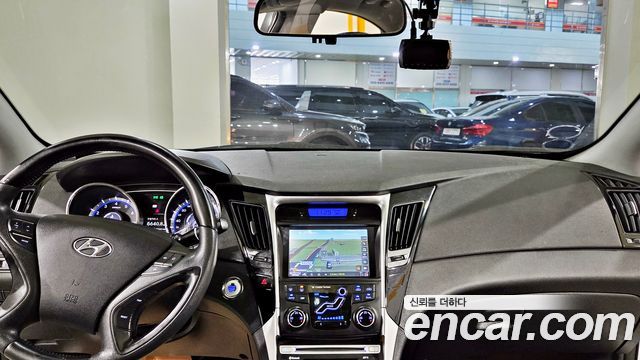 Hyundai Sonata — interior