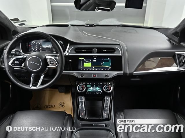 Jaguar I-Pace — interior