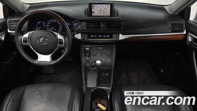 Lexus CT200h — interior