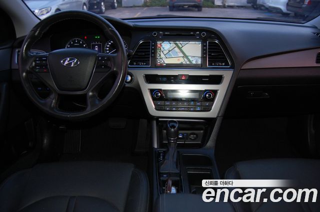 Hyundai Sonata — interior