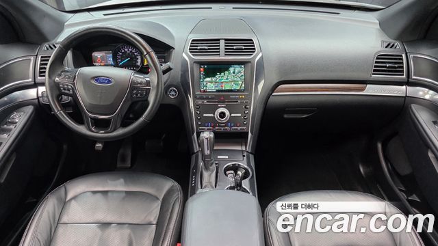Ford Explorer — interior