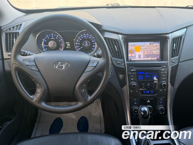 Hyundai Sonata — interior
