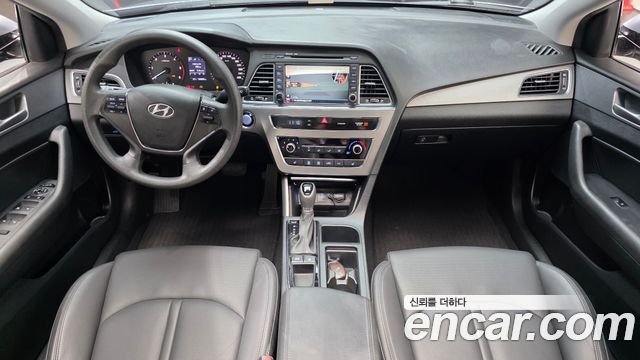 Hyundai Sonata — interior