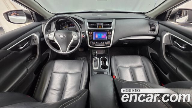 Nissan Altima — interior