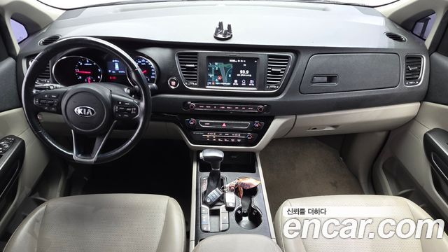 Kia Carnival — interior