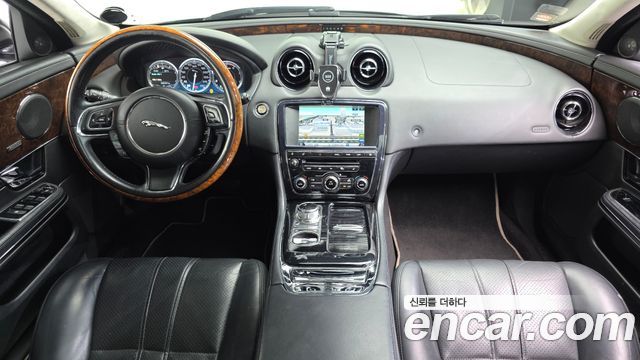 Jaguar XJ — interior
