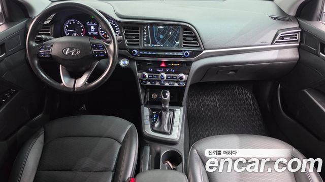 Hyundai Avante — interior