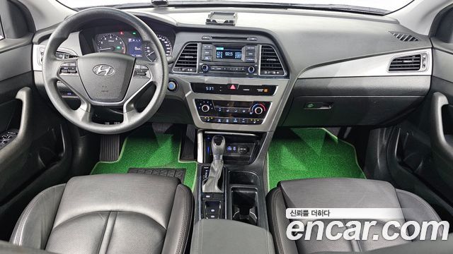 Hyundai Sonata — interior