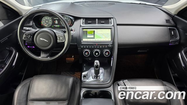 Jaguar E-Pace — interior