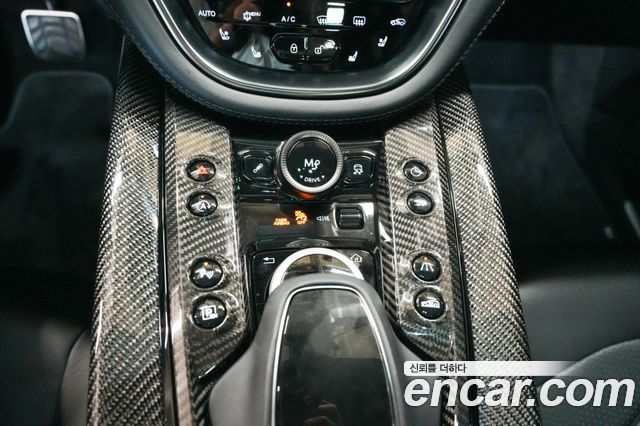 Aston Martin DBX — interior