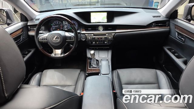 Lexus ES — interior