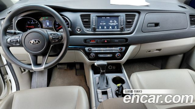 Kia Carnival — interior