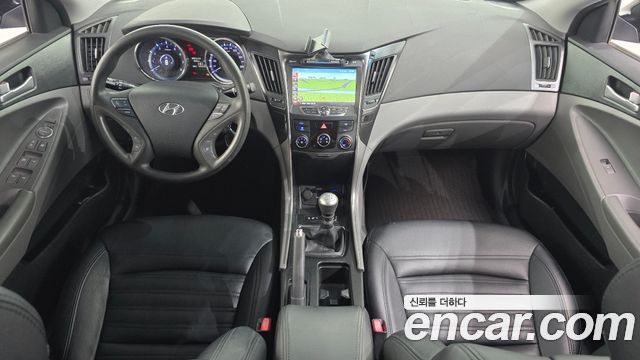 Hyundai Sonata — interior
