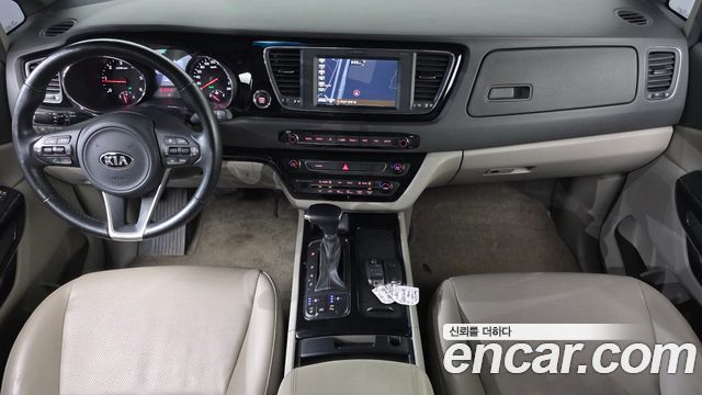 Kia Carnival — interior