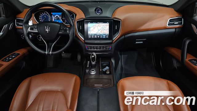 Maserati Ghibli — interior