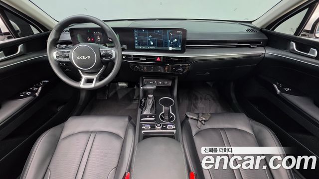 Kia K5 — interior