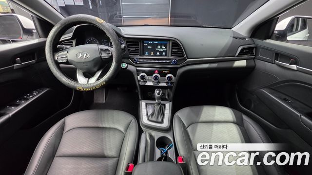 Hyundai Avante — interior