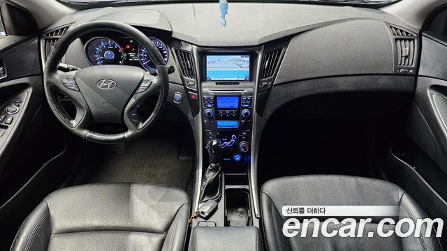 Hyundai Sonata — interior