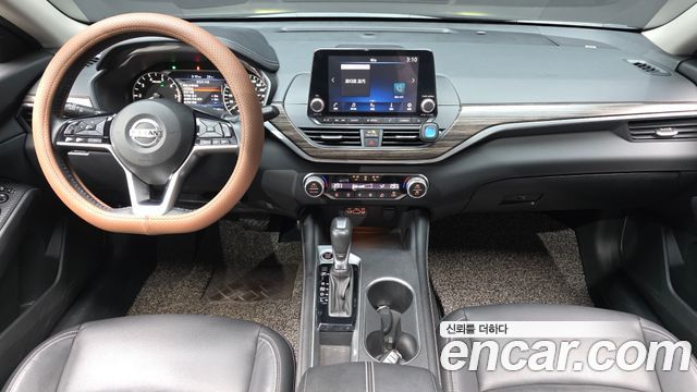 Nissan Altima — interior