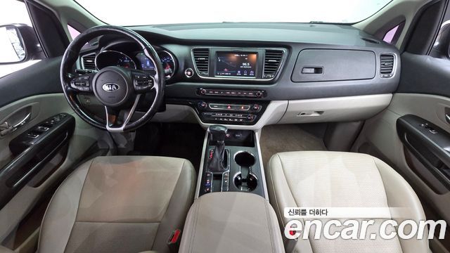 Kia Carnival — interior