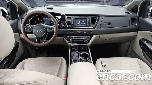 Kia Carnival — interior