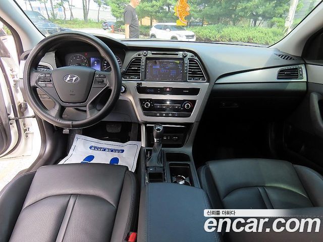 Hyundai Sonata — interior