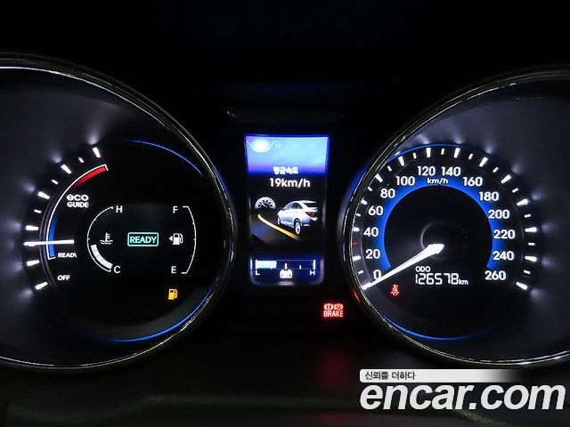 Hyundai Sonata — interior