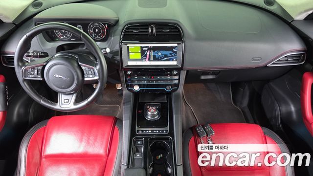 Jaguar F-Pace — interior