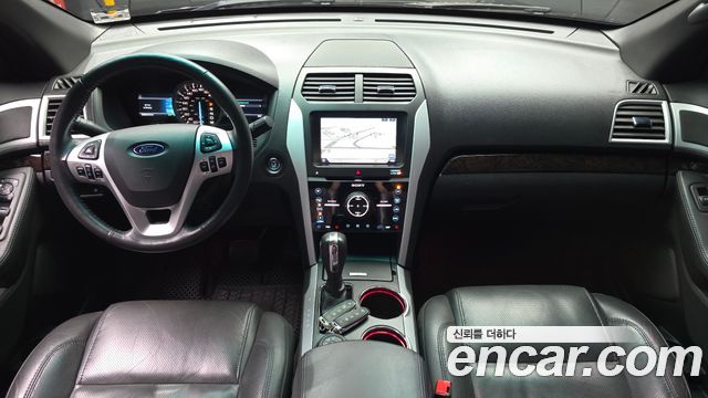 Ford Explorer — interior