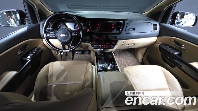 Kia Carnival — interior