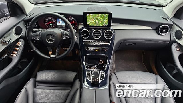 Mercedes-Benz GLC-Class — interior