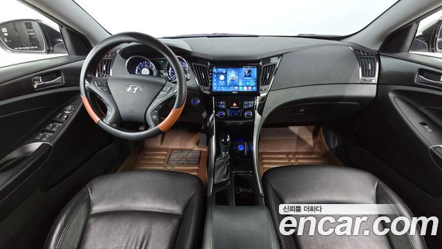 Hyundai Sonata — interior