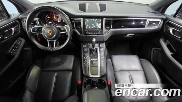 Porsche Macan — interior