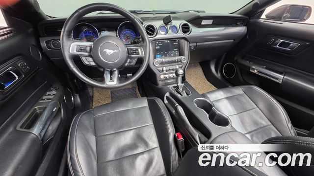 Ford Mustang — interior