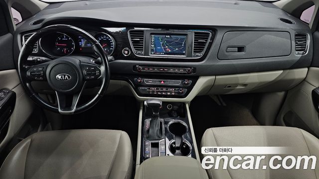 Kia Carnival — interior