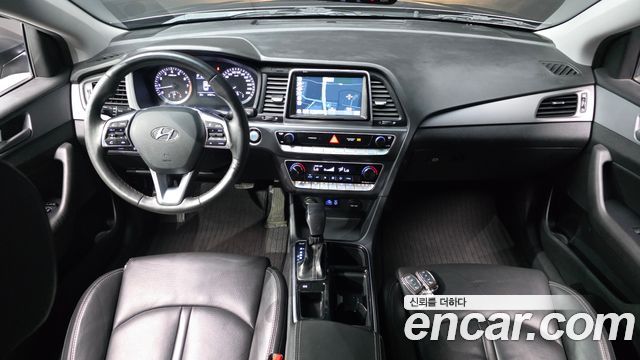 Hyundai Sonata — interior