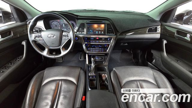 Hyundai Sonata — interior