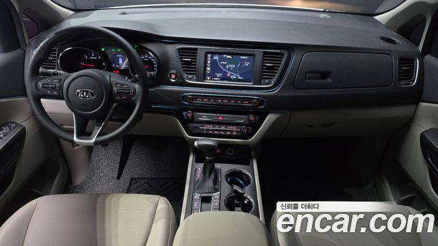 Kia Carnival — interior