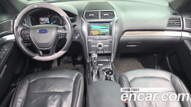 Ford Explorer — interior