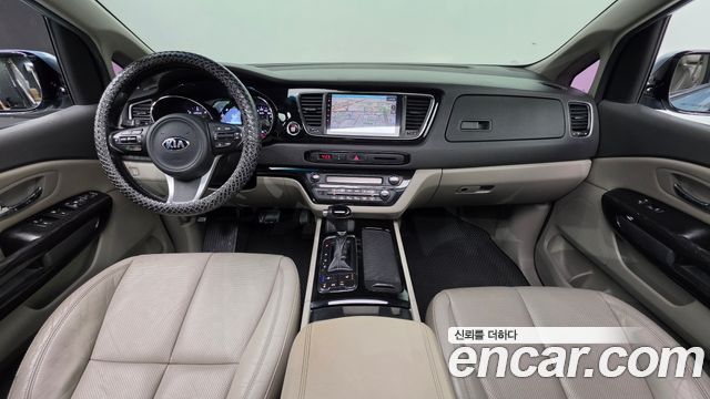 Kia Carnival — interior