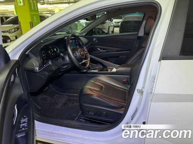 Hyundai Avante — interior