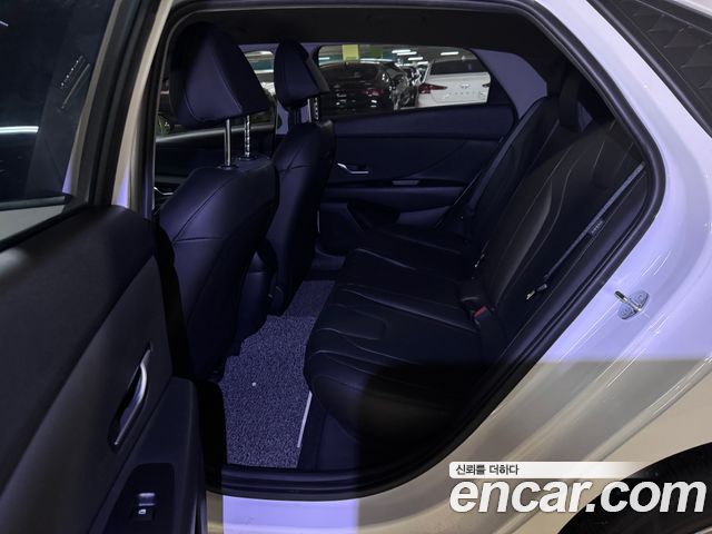 Hyundai Avante — interior