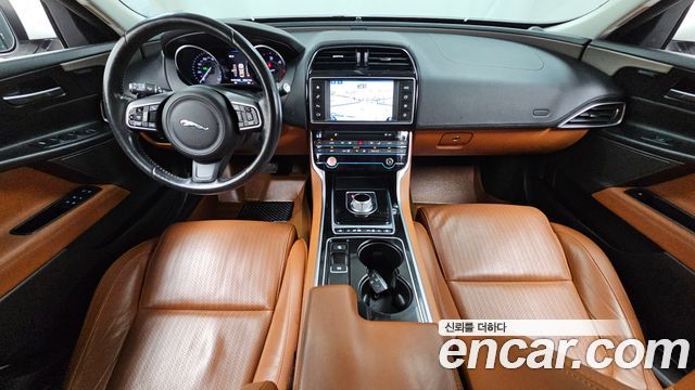 Jaguar XE — interior