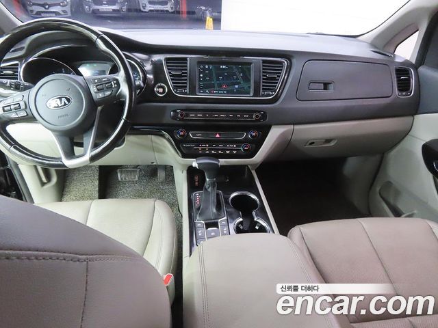 Kia Carnival — interior