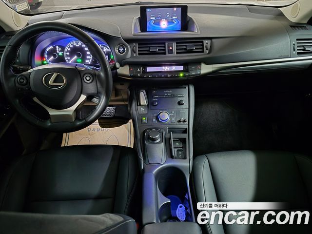 Lexus CT200h — interior